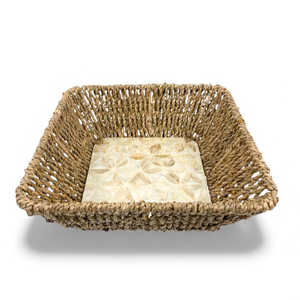 Plateau décoratif de style bohème en rotin avec incrustation de nacre, design flexible, bord en jonc de mer fait à la main pour la présentation de table et le service de nourriture - Product Image 1