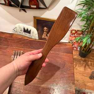 Cuillère en bois artisanale élégante et traditionnelle avec une finition lisse, écologique et de qualité alimentaire pour la cuisine quotidienne - Product Image 2