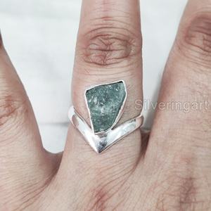 Joyería de piedra en bruto Anillo de mujer Aguamarina natural Piedra preciosa cruda Piedra natal de marzo V Corona Banda Joyería Anillo de plata esterlina 925 - Product Image 2