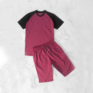 Conjunto de ocio cómodo para hombre con manga raglán en contraste, pantalones cortos de punto de color sólido a juego, ropa para correr, chándales para hombre - Product Image 3