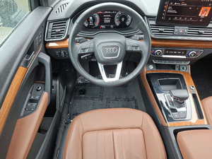 Clean 2022 Aud-i Q5 S Line Premium Plus d'occasion - Product Image 3