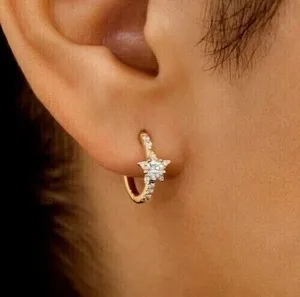 Pendientes de aro Huggie de diamantes de moissanita de corte redondo de 2 quilates de plata 925 - Product Image 5