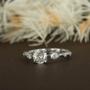 Anillo de diamante de moissanita de corte redondo de oro sólido de 14 quilates, diseño clásico de moda, joyería fina para compromiso, bodas, fiestas de aniversario - Product Image 6