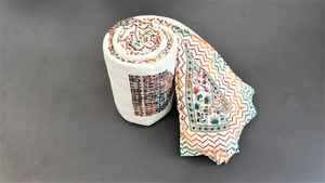 Couverture réversible en coton du Rajasthan, matelassée, imprimé or et chameau - Product Image 5