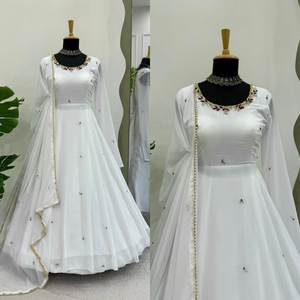 Belle robe de créateur Anarkali avec tissu fausse Georgette et crêpe Dupatta Hand Work Pent Detail pour les occasions de fête - Product Image 5