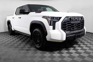 Toyota Tundra Hybrid TRD Pro HV CrewMax Cab 4WD, intérieur clair, sièges en cuir, camionnette neuve/d'occasion à vendre - Product Image 4