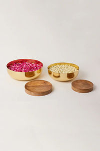 Cuenco de chapa de metal con acabado dorado de alta calidad hecho a mano con técnica pulida de base de madera natural para decoración de fiestas - Product Image 6