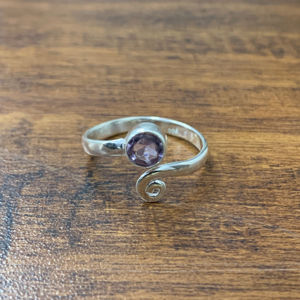 Bague en améthyste et moissanite de 1,8 gramme, élégante et stylée - Product Image 1