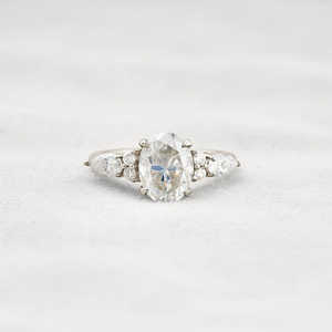 แหวนหมั้นเงินแท้ 925 สำหรับผู้หญิง ดีไซน์วินเทจหรูหรา ประดับเพชรโมอิสซาไนต์ทรงรี ดีไซน์โดดเด่นไม่ซ้ำใคร - Product Image 6