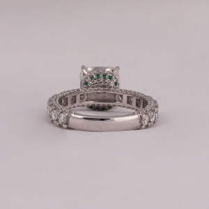 Laboratorio de corte de cojín de 3,0 CT cultivado con piedras preciosas verdes y diamantes redondos Ajuste de Halo oculto de moda en anillo de diamante de oro sólido de 18KT - Product Image 5