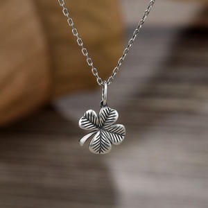 จี้สร้อยคอแฟชั่นรูปใบโคลเวอร์สี่แฉกเงินแท้ Jeulia - Product Image 4