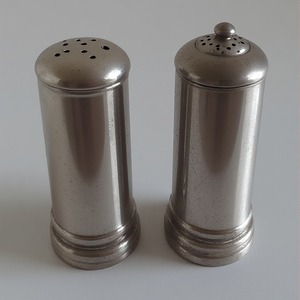 Moulin à Sel et à Poivre Décoratif en Acier Inoxydable Martelé, Bronze Antique, Patine Artisanale, Conçu pour la Décoration - Product Image 2