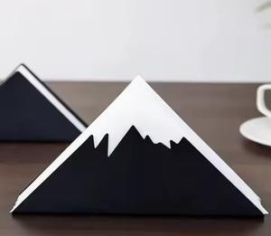 Porte-serviettes en or chic Organisateur de tissus en métal en forme de triangle géométrique pour les salles à manger modernes et les intérieurs de maison élégants - Product Image 2