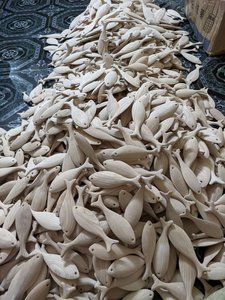 Juguete artesanal para niños, pez de madera pulido ecológico con forma de pez para colorear o decoración del hogar de Vietnam - Product Image 6