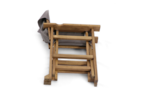 Chaise de réalisateur conçue avec un cadre pliable, un siège en tissu durable et un support pour les accoudoirs, adaptée aux événements en plein air et aux tournages de films. - Product Image 6