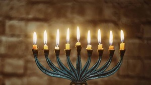 Bougeoir juif traditionnel Menorah en métal de qualité supérieure pour la décoration de la maison ou du bureau disponible à la vente - Product Image 6