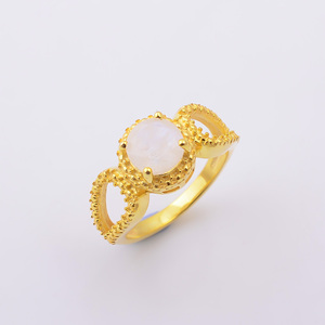 แหวนพลอยมูนสโตนสีรุ้งชุบทอง ประดับพลอยทรงกลมหรูหรา พร้อมวงแหวนลายอินฟินิตี้ ดีไซน์สวยงาม เหมาะเป็นของขวัญสำหรับผู้หญิง - Product Image 2