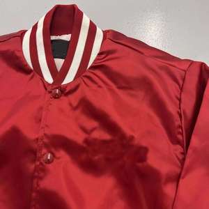 Vestes en satin de soie à col montant écologiques tendance à la vente chaude Vente en gros Logo personnalisé Couleur unie Veste pour homme - Product Image 4