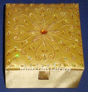 Boîtes à bijoux décoratives brodées à la main en Zari indien pour la décoration de la maison et les cadeaux de mariage, design très beau et attrayant. - Product Image 3