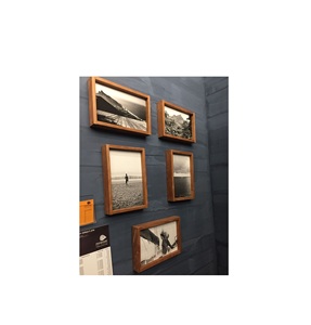 Marco de fotos moderno de madera, ideal para entusiastas de la decoración contemporánea, que ofrece una exhibición de imágenes simple pero elegante con tonos cálidos. - Product Image 1