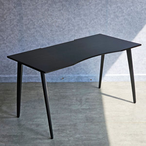 Escritorio Ergonómico para Juegos GD68084 de 140x70cm, Escritorio de PC de Madera con Patas de Hierro Poligonales, Diseño Moderno con Función LED - Product Image 3