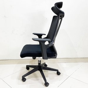 Silla de Oficina Ergonómica MF138 con Respaldo de Cabeza, Diseño Giratorio para Hogar, Taller, Dormitorio, Hospital, con Espuma y Tela - Product Image 4
