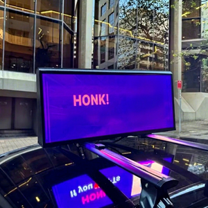 จอแสดงผล LED กลางแจ้ง Junchen P2.5 ความละเอียด 4K HDR10+ สีสันสดใส กันน้ำ สำหรับติดตั้งบนหลังคารถยนต์ มองเห็นได้ชัดเจนแม้กลางแดด ความสว่าง 5000cd - Product Image 1