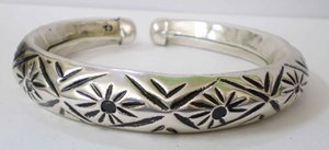 Bracelet en cuivre plaqué argent de luxe, motif de soleil et d'étoile gravé à la main, artisanat métallique sophistiqué à polissage élevé - Product Image 6