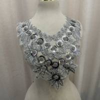 Accessoires de vêtement en dentelle : autocollants en tissu doré cousus main avec perles en tube et sequins à fond maillé