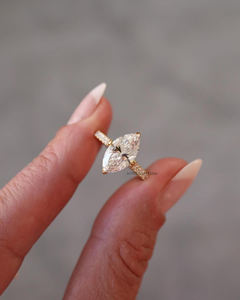 Elegante Marquesa de dos quilates Moissanite Solitaire con ajuste moderno North South East West y anillo de boda de dos milímetros - Product Image 5