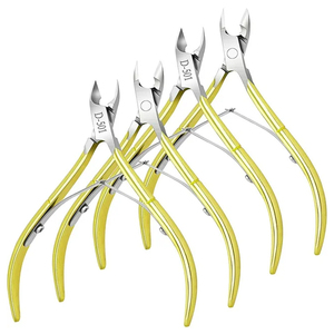 Jeu de 4 pinces à cuticules russes en acier inoxydable de qualité supérieure Outils de manucure et de pédicure Innovamed pour le soin des ongles et des doigts - Product Image 1