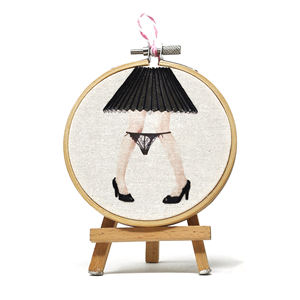 Artisanat brodé sur cerceau de 10 cm, fini à la main |   Petit tableau mural en coton avec transfert d'image, art textile - Design Paparesta - Product Image 1