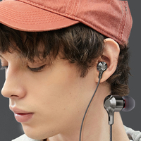 Écouteurs intra-auriculaires à la mode avec câble plat en stock universel mains libres