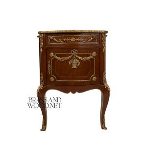 Table de chevet en bois de luxe avec ornements en laiton, design classique incurvé, pieds élégants et artisanat européen de qualité supérieure - Product Image 2