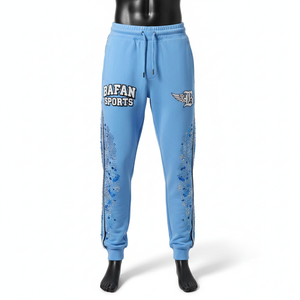 Pantalones deportivos de hombre de felpa premium en azul suave con paneles gráficos laterales y diseño de logotipo bordado personalizado. Pantalones de hombre lavados. - Product Image 1