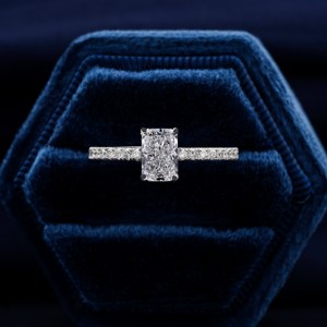 Bague de Fiançailles et de Mariage Classique Personnalisée pour Femme en Or Blanc Massif 14K 18K avec Diamant de Laboratoire Taille Radiant VVS Sertie à Griffes pour Fête - Product Image 1