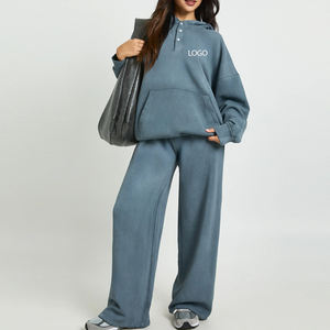 Chándal de diseño extragrande para mujer / Material de alta calidad con diseño de jersey y cierre de botones, con bolsillos canguro y logotipo - Product Image 1