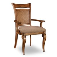 Chaise en bois massif avec des bords lisses et des sièges robustes pour des environnements intérieurs chaleureux et accueillants