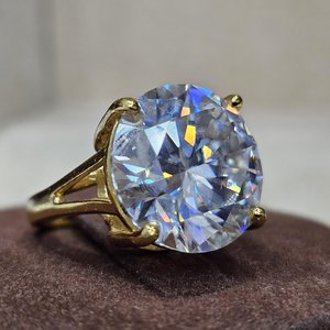 Anillo de Compromiso de Plata de Ley 925 con Baño de Oro y Moissanita Redonda de 14 mm, Estilo Eternity, al por Mayor - Product Image 3