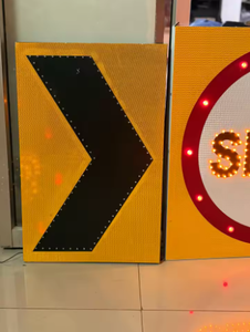 Señal de dirección de tráfico LED alimentada por energía solar para visibilidad nocturna y diurna - Product Image 4