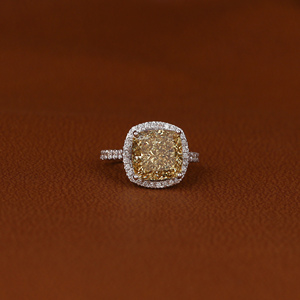 Anillo de compromiso clásico chapado en oro sólido de 14 quilates, anillo de compromiso con certificación IGI glamoroso, anillos finos con corte de cojín amarillo - Product Image 1