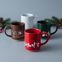 Mug Natal Keramik 400ml Cangkir Kopi Teh dengan Desain Pohon Holly dan Kepingan Salju, Kemasan Kotak Hadiah Liburan dengan Logo Kustom