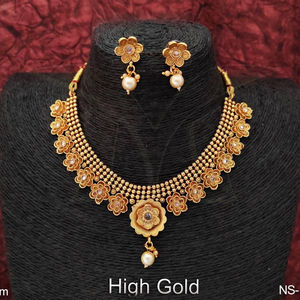 Ensemble de colliers courts de bijoux anciens de marque plaqués or pour la fête - Product Image 1