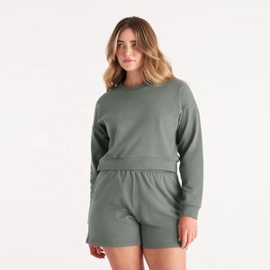 Conjuntos gemelos para mujer, suéter informal de manga larga, sudadera con cuello redondo y pantalones cortos, chándal hasta la rodilla, venta al por mayor - Product Image 1