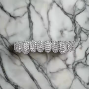 Grillz ethnique en argent plaqué argent avec motif gravé, moissanite ronde, finition glacée profonde et brillante, idéal pour offrir en cadeau RUHA - Product Image 3