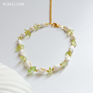 Pulsera de Conchas Originales con Piedras Naturales Hecha a Mano con Cuentas Intrincadas, una Elegante Pulsera con Dije, Perfecta para Regalar - Product Image 1