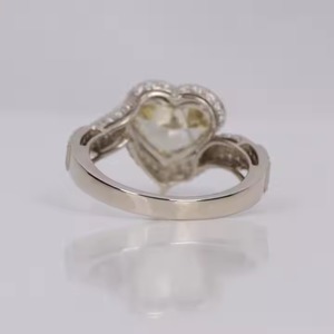 Lujoso anillo de compromiso de diamante cultivado en laboratorio chapado en oro sólido Corte en forma de corazón amarillo Certificado IGI para cumpleaños de niñas - Product Image 3