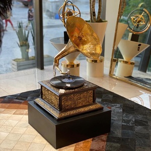 Escultura de Tazón de Metal con Diseño Martillado Hecho a Mano, Acabado en Oro Plateado de Alta Calidad, Estilo Antiguo con Base de Mármol, Centro de Mesa - Product Image 4