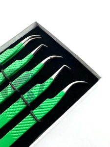 Meilleures pinces à extensions de cils incurvées en acier inoxydable, revêtement en poudre vert Kelly, design à découpe d'arbre à 90 degrés, poignée diamantée - Product Image 2