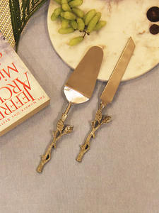 มีดเสิร์ฟเค้กดีไซน์แฟนซีด้ามเหล็กขัดเงาสีเงินและสีทองเงางาม - Product Image 3